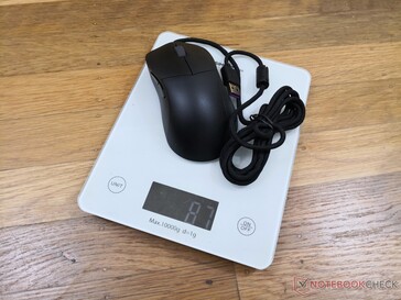 L'ensemble de la souris avec le câble USB pèse environ 87 g