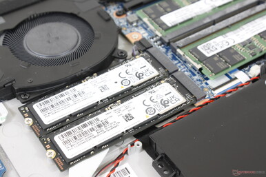 Jusqu'à deux SSD PCIe4 x4 sont pris en charge. Notre unité de test était livrée avec deux disques non configurés en RAID, mais les utilisateurs peuvent les configurer en RAID 0 ou 1 s'ils le souhaitent