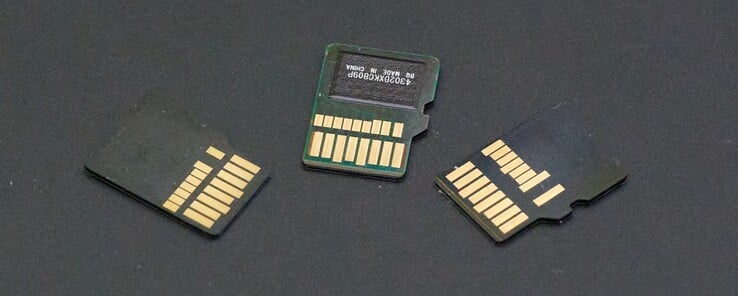 De gauche à droite : Lexar Play Pro (EX), Sandisk MicroSD Express (EX) et Nextorage M2 SE (UHS-II). (Source de l'image : Andreas Sebayang/Notebookcheck.com)
