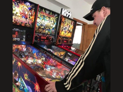 Kim Michael Dozier, collectionneur néo-zélandais de flippers, joue avec un flipper Iron Maiden chez Kimzone