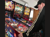 Kim Michael Dozier, collectionneur néo-zélandais de flippers, joue avec un flipper Iron Maiden chez Kimzone