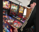 Kim Michael Dozier, collectionneur néo-zélandais de flippers, joue avec un flipper Iron Maiden chez Kimzone