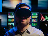 Photo d’un joueur portant le casque de réalité virtuelle Valve Steam Frame