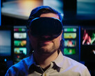 Photo d’un joueur portant le casque de réalité virtuelle Valve Steam Frame