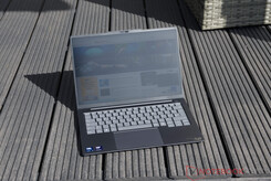 Lenovo ThinkBook 14x utilisé en extérieur par temps ensoleillé
