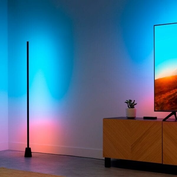Le lampadaire dégradé WiZ (vendu séparément) fonctionne également avec la boîte de synchronisation HDMI. (Source de l'image : WiZ)