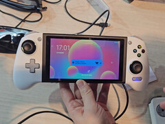 Le successeur de l'Anbernic RG556 semble être dans les starting-blocks. (Source de l'image : Silicon Den)