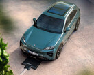 Porsche Cayenne EV avec son socle de recharge sans fil. (Source de l'image : Porsche)