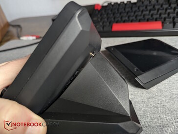 Fixez la station d'accueil XLR au port USB-C, puis serrez les vis