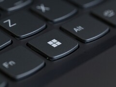 Gros plan de la touche Windows sur le clavier noir d’un ordinateur portable