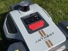 Unité de commande située sur le dessus de la tondeuse robotisée