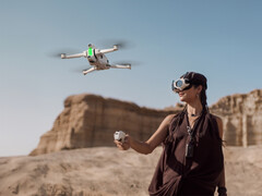 L'Antigravity A1 piloté avec son Grip Controller et ses lunettes Vision. (Source de l'image : Insta360)