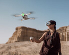 L'Antigravity A1 piloté avec son Grip Controller et ses lunettes Vision. (Source de l'image : Insta360)