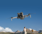 Le DJI Mini 5 Pro (photo) est équipé d'un LiDAR frontal, de caméras fisheye, de capteurs binoculaires et d'un capteur infrarouge situé sous l'appareil. (Source de l'image : DJI)