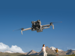 Le DJI Mini 5 Pro (photo) est équipé d'un LiDAR frontal, de caméras fisheye, de capteurs binoculaires et d'un capteur infrarouge situé sous l'appareil. (Source de l'image : DJI)