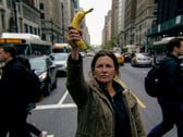 Femme tenant une banane 3 - Cette image les trompe toutes (Source : Nano Banana Pro - post-traitement avec CyberLink PhotoDirector)