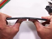 Le LG Velvet a survécu au test de durabilité de JerryRigEverything. (Source de l'image : JerryRigEverything)