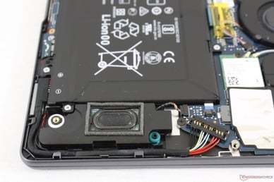 Huawei MateBook 13 - Haut-parleurs stéréos situés dans les angles avant.