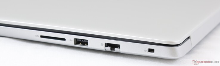Côté droit : lecteur de carte SD, USB 2.0, RJ-45 (100 Mbit/s), verrou de sécurité Noble.