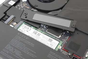 Le dissipateur thermique est retiré pour révéler le slot primaire M.2 PCIe4 x4 et le SSD