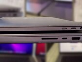 Le MacBook Pro 16 2021 pèse à partir de 2,1 kg (4,7 livres) et mesure 1,68 cm (0,66 pouce) de haut. (Image source : SANG SÁNG SUỐT - édité)