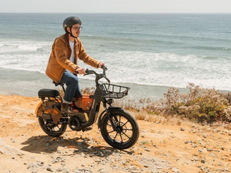 Le Segway Muxi Pro est équipé de pneus larges et d'une suspension avant qui assurent une conduite plus souple sur les routes non goudronnées.