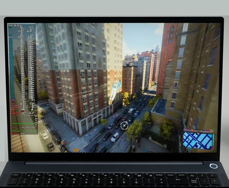 Ordinateur portable AIM MAX+ exécutant Spider-Man 2 sur Bazzite avec des statistiques détaillées sur les performances du système, y compris l'utilisation du CPU, du GPU et de la RAM, affichées à l'écran. (Source de l'image : ETA PRIME)