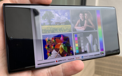 Galaxy Note 10 - Utilisation du Galaxy Note 10 à l'extérieur avec  luminosité automatique.