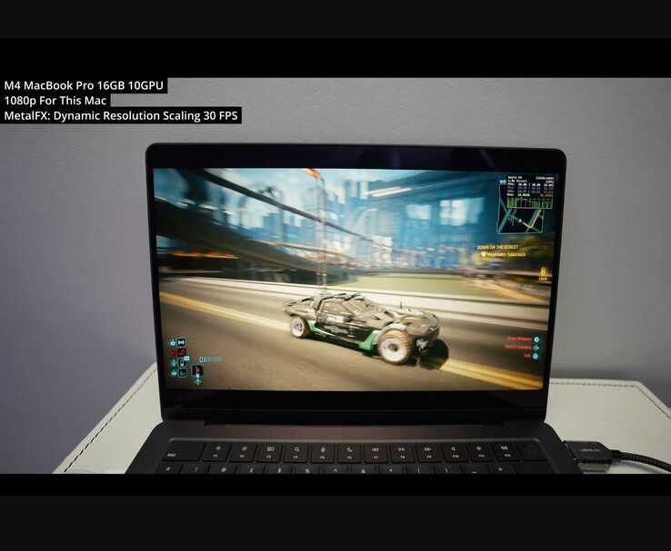 Cyberpunk 2077 tournant sur un MacBook Pro M4 (16 Go, GPU 10 cœurs) à 1080p en utilisant MetalFX Dynamic Resolution Scaling. Le jeu maintient un taux stable de 30 FPS dans cette configuration, comme l'a testé Andrew Tsai. (Source de l'image : Andrew Tsai / YouTube)