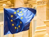 Drapeau de l’UE flottant devant un bâtiment historique