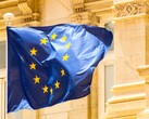 Drapeau de l’UE flottant devant un bâtiment historique