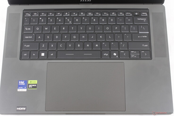 Le clickpad a considérablement gagné en taille, passant de 13,1 × 8,2 cm sur le Stealth 16 de 2023 à 16,1 × 10 cm sur cette dernière version.