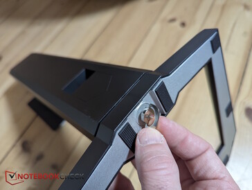 Fixation à l'aide de la vis à ailettes intégrée