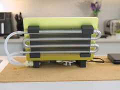 Installation DIY du MacBook Neo refroidi par liquide avec un radiateur externe et des tuyaux attachés à l'ordinateur portable