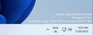 filigrane "System requirement not met" dans Windows 11 Build 22557. (Source d'image : Windows Latest)