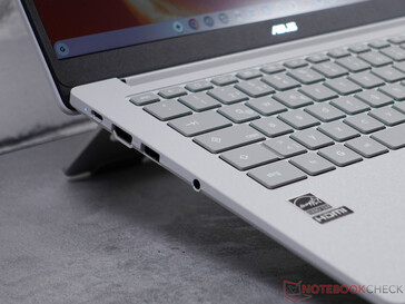 USB-C (5 GB/s, DP et PD), HDMI, USB-A, casque 3,5 mm