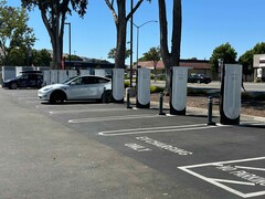 Photo d'une station Supercharger Tesla. 60 % des stations inspectées étaient des stations Tesla (Source : Tesla Charging via X)