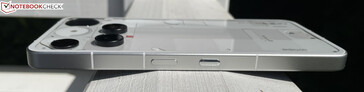 A droite : Bouton d'alimentation, bouton AI (Essential Space)