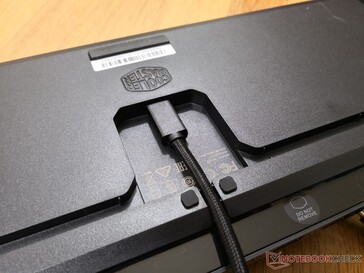 Le port d'alimentation/de données USB-C se trouve sous le clavier et non le long du bord arrière