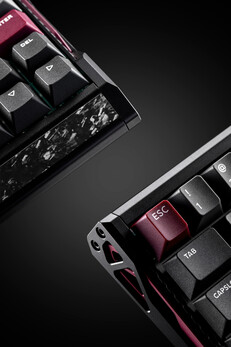 Rail latéral du clavier à effet Hall Iqunix EV63 et accent en fibre de carbone. (Source de l'image : Iqunix)