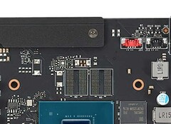 Deux modules VRAM ne sont pas peuplés en raison des limitations du bus 192 bits. (Source de l'image : VideoCardz)