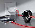 Le câble 2-en-1 SuperVOOC peut fournir jusqu'à 67 W d'énergie à un téléphone et 10 W à une smartwatch. En photo : le câble connecté aux appareils. (Source de l'image : OnePlus)