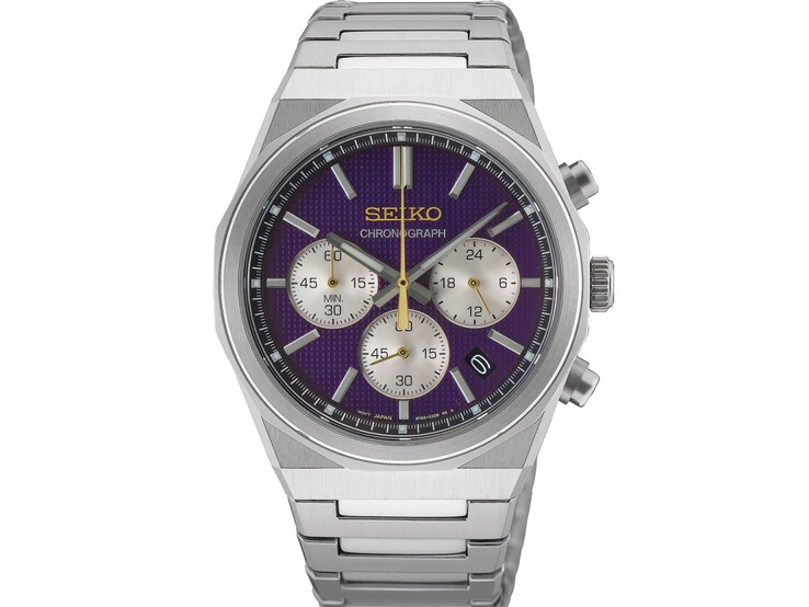 Vue de face de la montre chronographe Seiko HGK003, éditée à l’occasion du 145e anniversaire de la marque, mettant en valeur son cadran violet texturé, ses sous-cadrans argentés contrastants, son logo et son aiguille des secondes dorés, ainsi que son boîtier et son bracelet en acier inoxydable brossé, le tout sur un fond blanc uni.