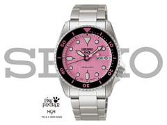 L'édition Seiko 5 Sports SRPM07 Pink Panther, représentée sur un fond blanc avec le logo Seiko superposé (Source de l'image : Seiko UK)