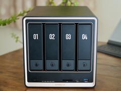 Le Ugreen NASync DXP4800 GT est doté d'un nouveau châssis noir et or
