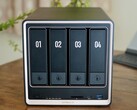 Le Ugreen NASync DXP4800 GT est doté d'un nouveau châssis noir et or