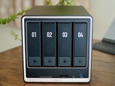 Le Ugreen NASync DXP4800 GT est doté d'un nouveau châssis noir et or