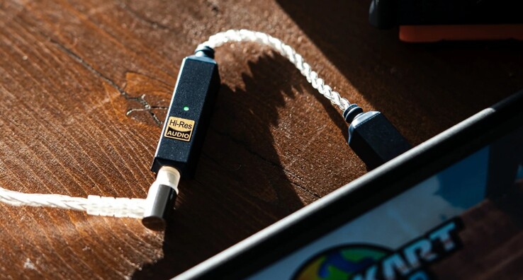 Le DAC USB iFi Audio Go Link 2 délivre un son sans perte pour les amateurs de musique haute résolution.