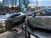 Les observations de Tesla Cybertruck deviennent de plus en plus courantes à mesure que la date de sortie approche, mais celle-ci offre un aperçu surprenant de l'intérieur. (Source de l'image : u/ThrowAwayBarista69 sur Reddit)