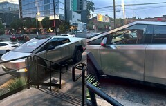 Les observations de Tesla Cybertruck deviennent de plus en plus courantes à mesure que la date de sortie approche, mais celle-ci offre un aperçu surprenant de l'intérieur. (Source de l'image : u/ThrowAwayBarista69 sur Reddit)